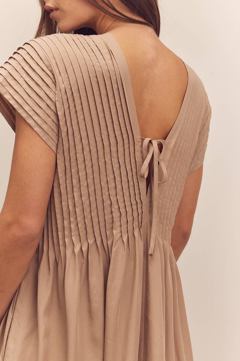 Pin-tucked midi dress: Tan / Solid