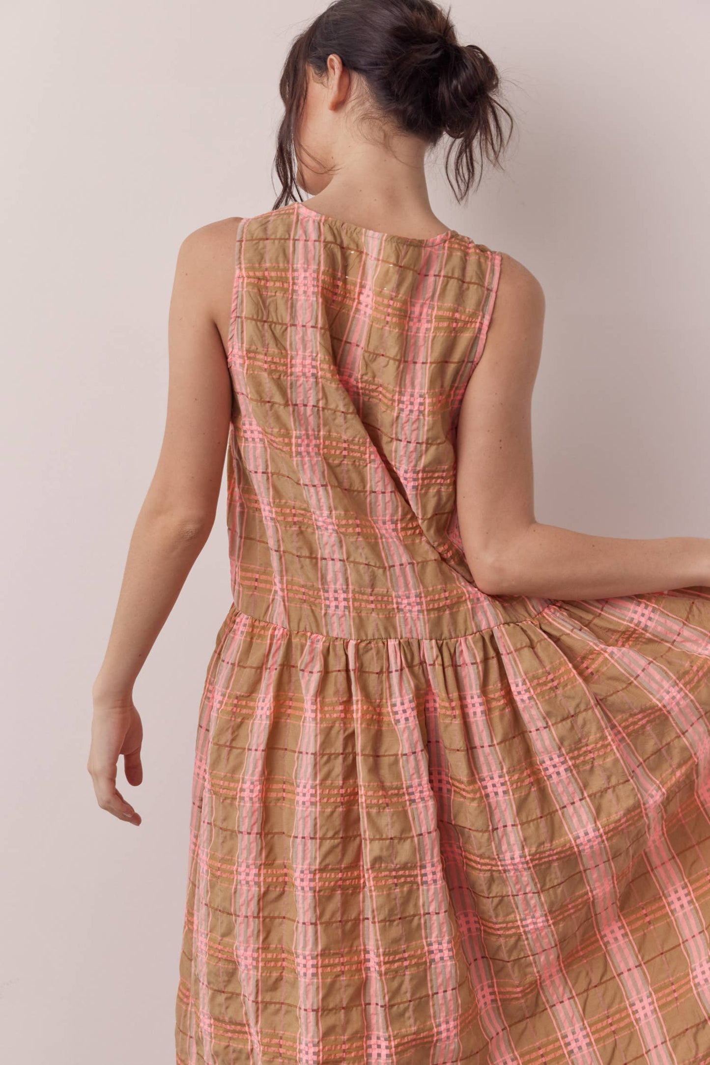 Sleeveless button-down midi dress: Taupe/Pink / Plaid