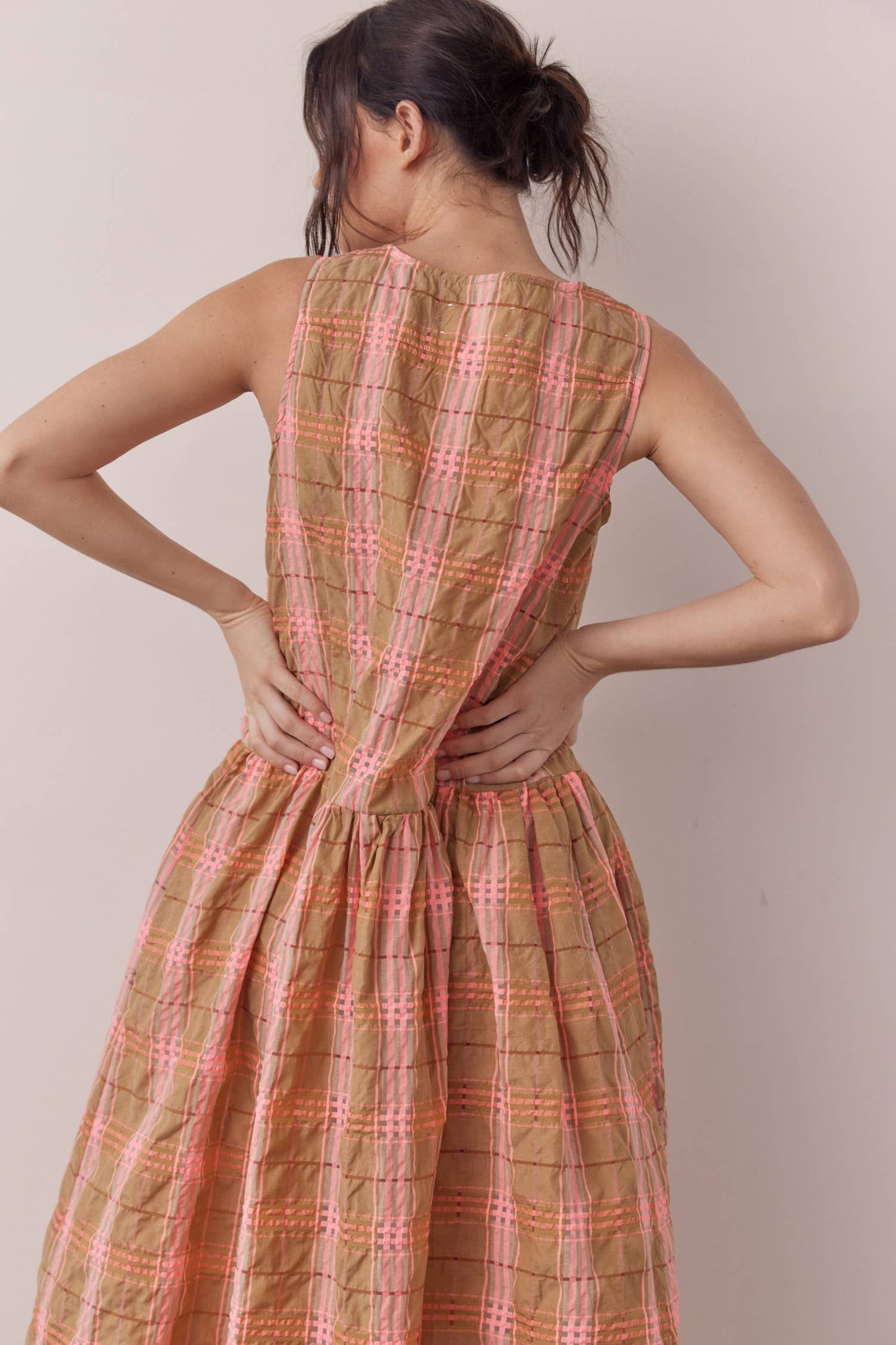 Sleeveless button-down midi dress: Taupe/Pink / Plaid
