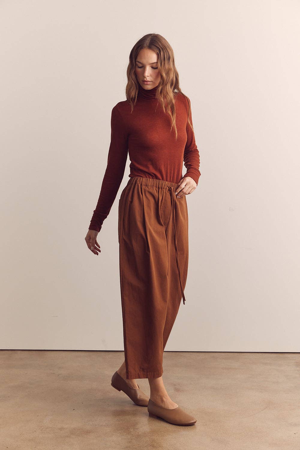 Pleated drawstring pants: Red Bean / Solid