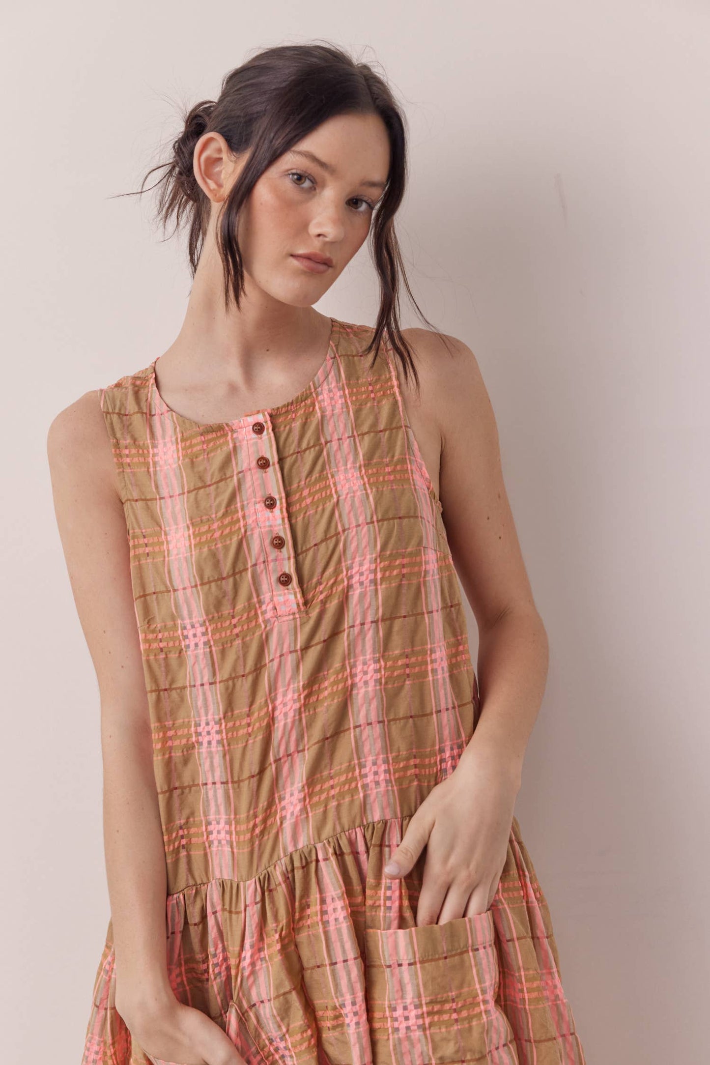 Sleeveless button-down midi dress: Taupe/Pink / Plaid