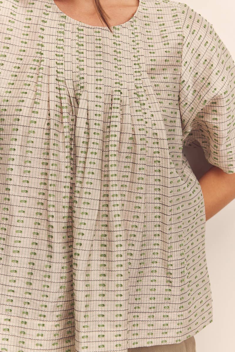 Short sleeve pleated blouse: Beige/Green / Abstract & Geometric