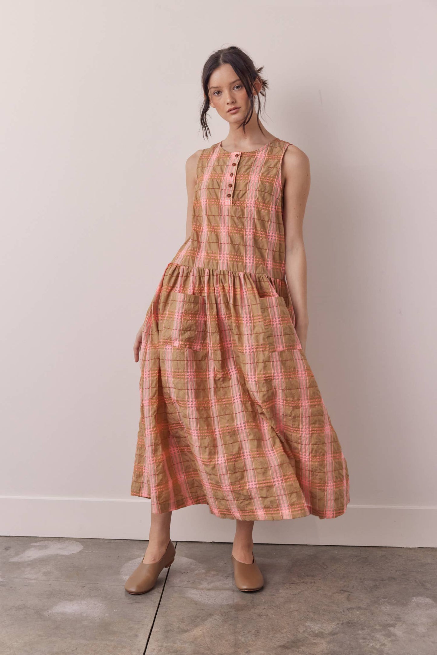 Sleeveless button-down midi dress: Taupe/Pink / Plaid