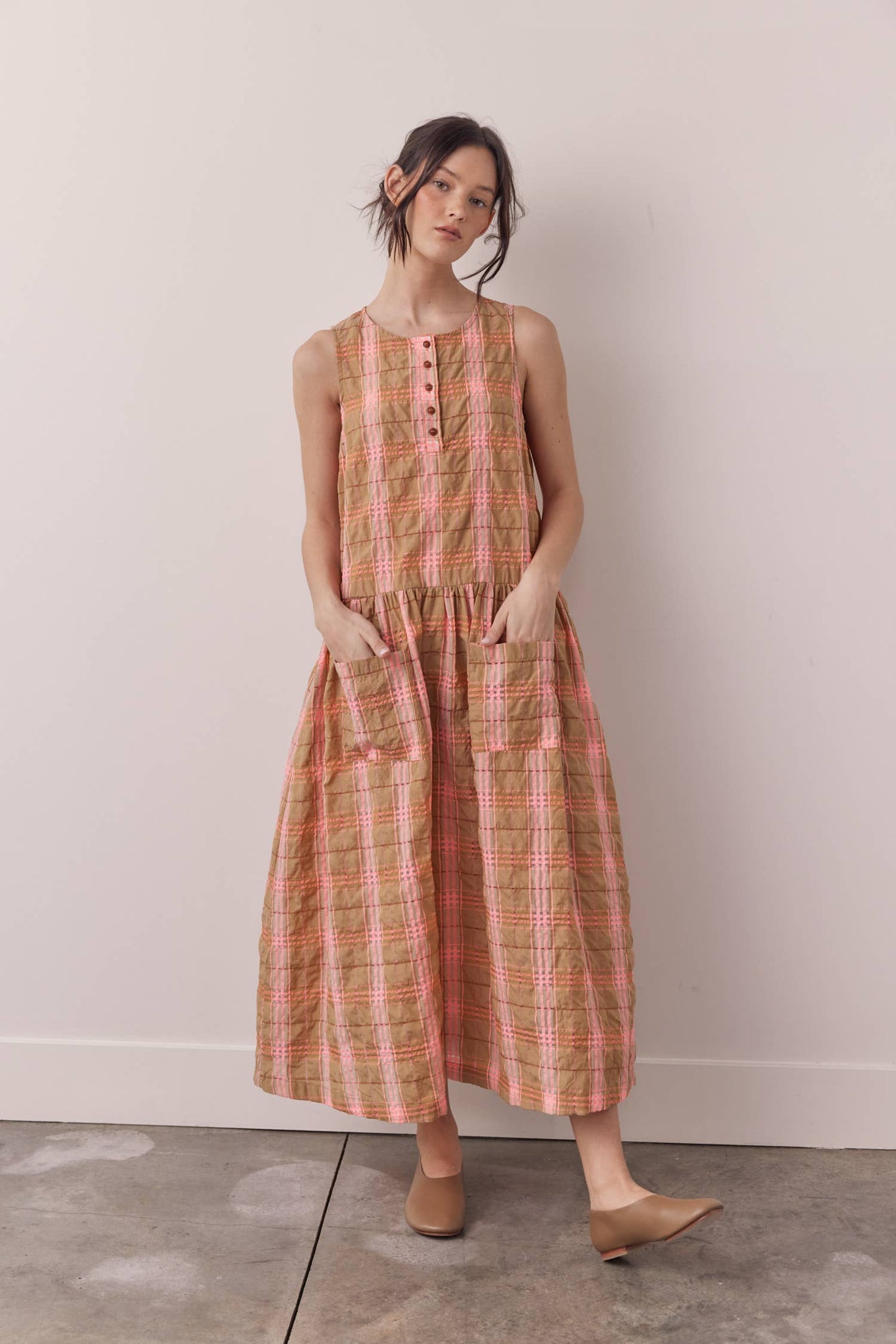 Sleeveless button-down midi dress: Taupe/Pink / Plaid