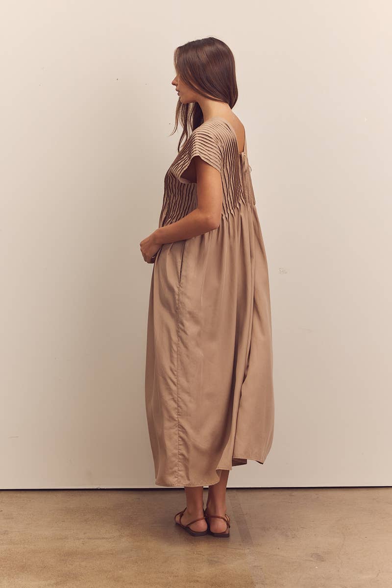 Pin-tucked midi dress: Tan / Solid