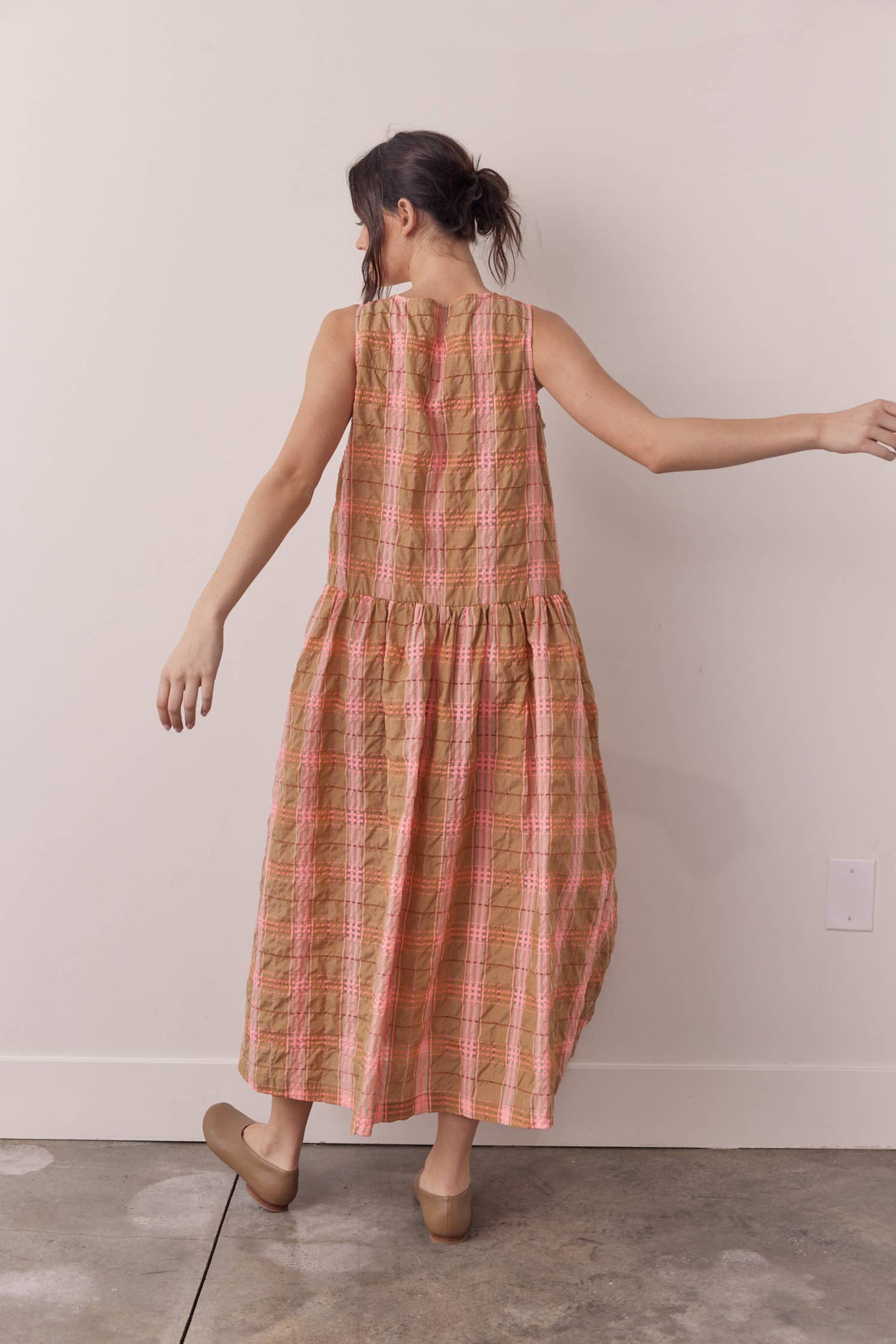 Sleeveless button-down midi dress: Taupe/Pink / Plaid