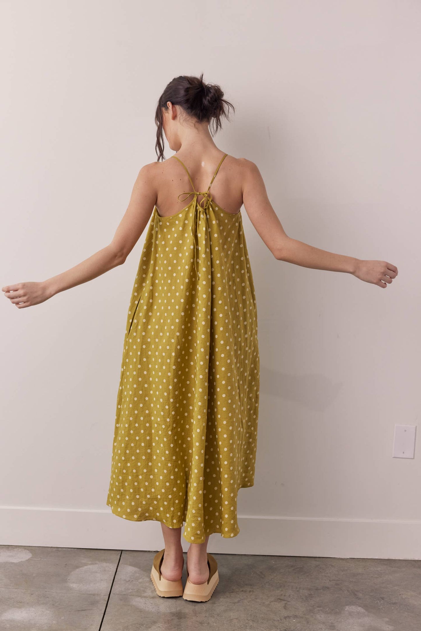 Linen Polka dot back tie ankle dress: Moss