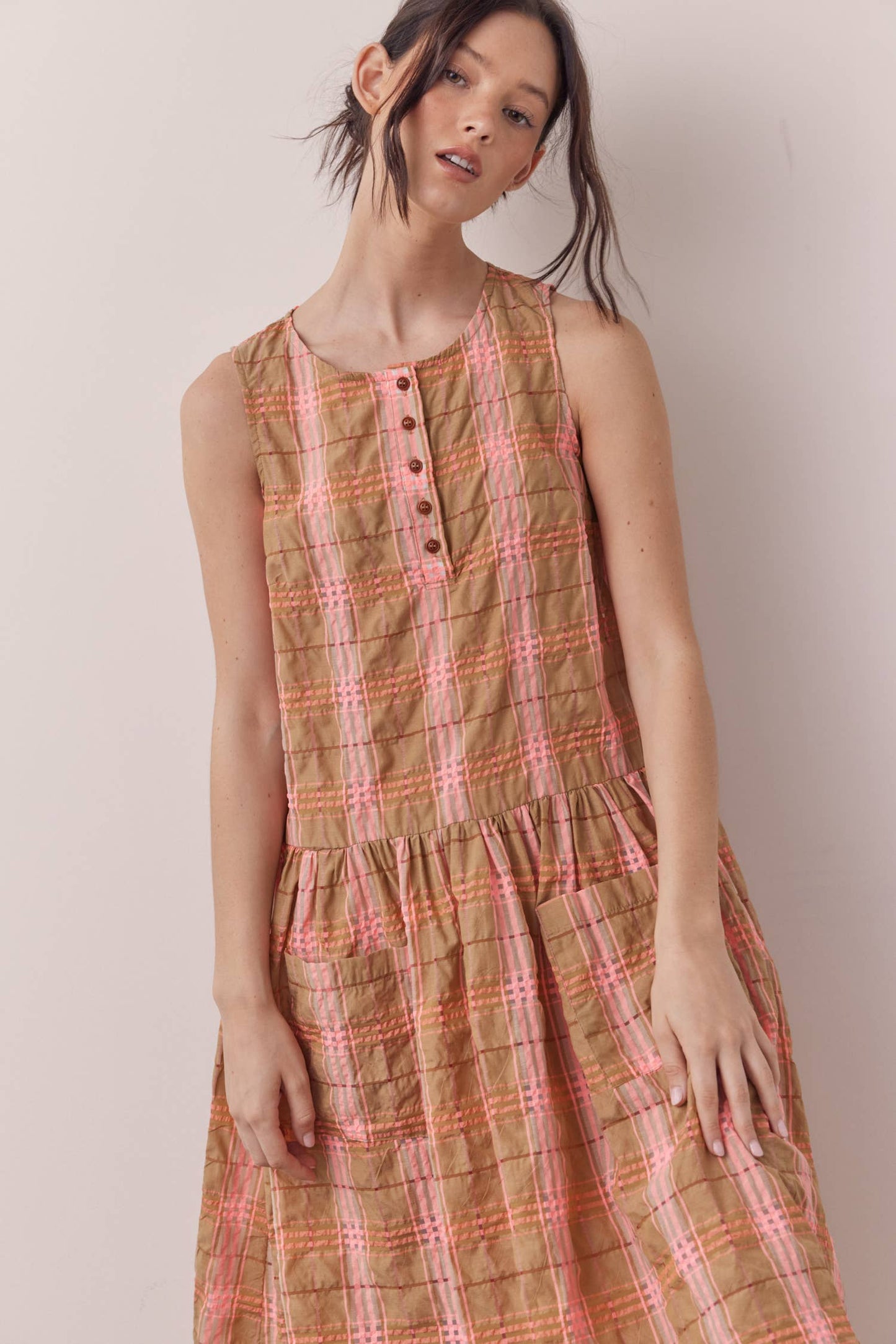 Sleeveless button-down midi dress: Taupe/Pink / Plaid
