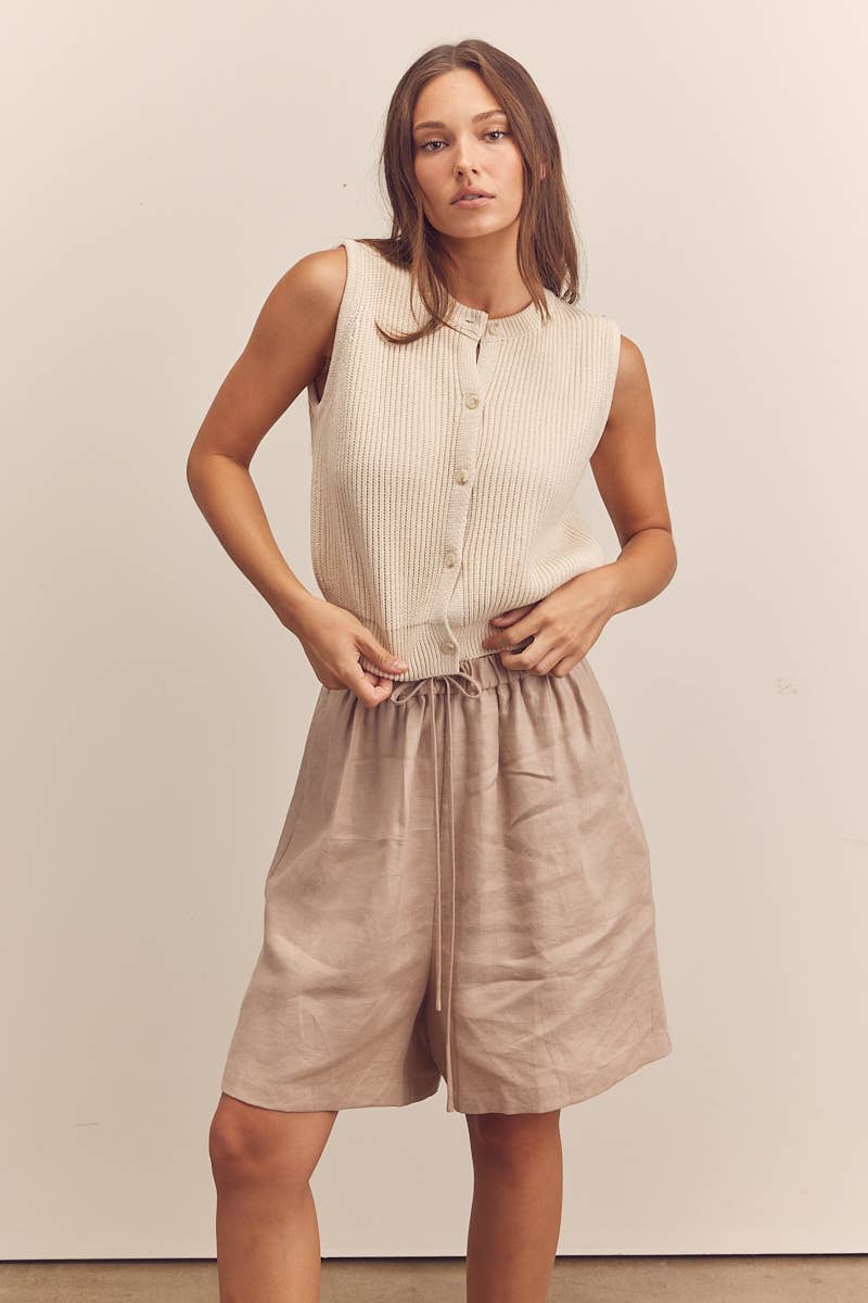 Button-down sleeveless sweater: Natural / Solid