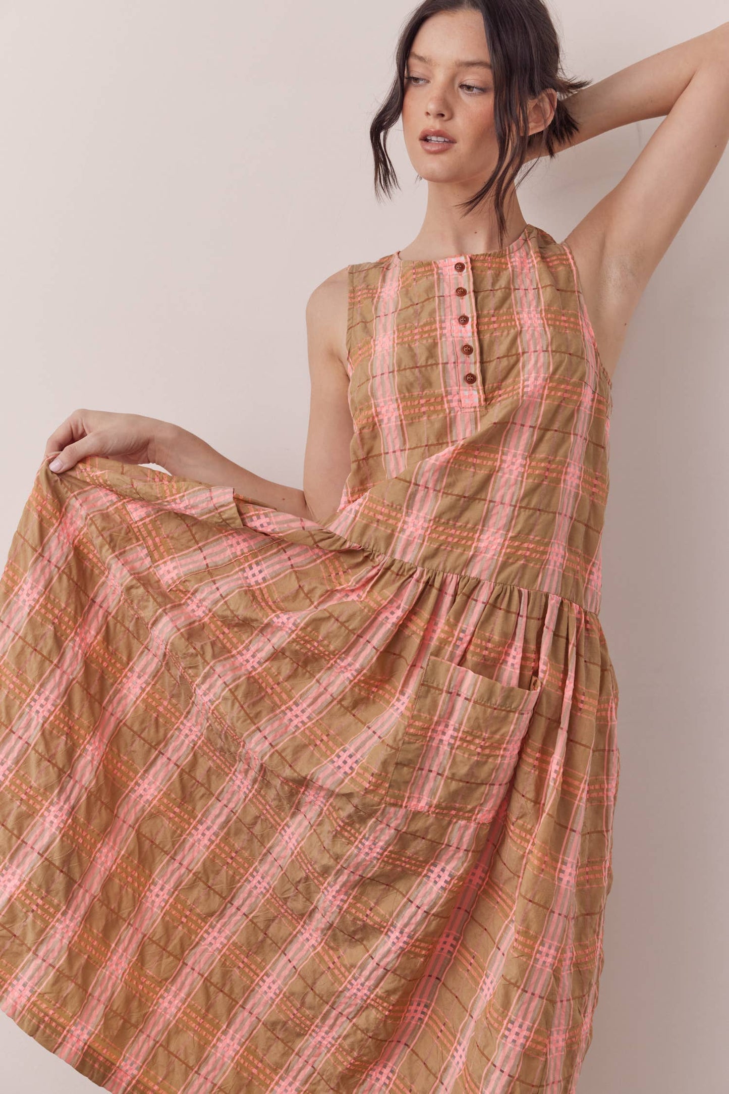 Sleeveless button-down midi dress: Taupe/Pink / Plaid