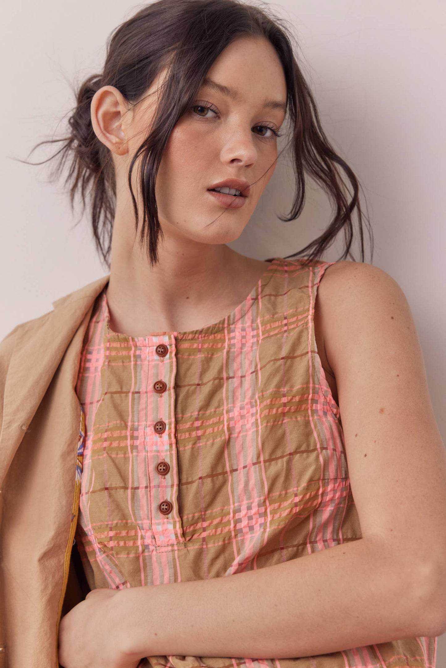 Sleeveless button-down midi dress: Taupe/Pink / Plaid