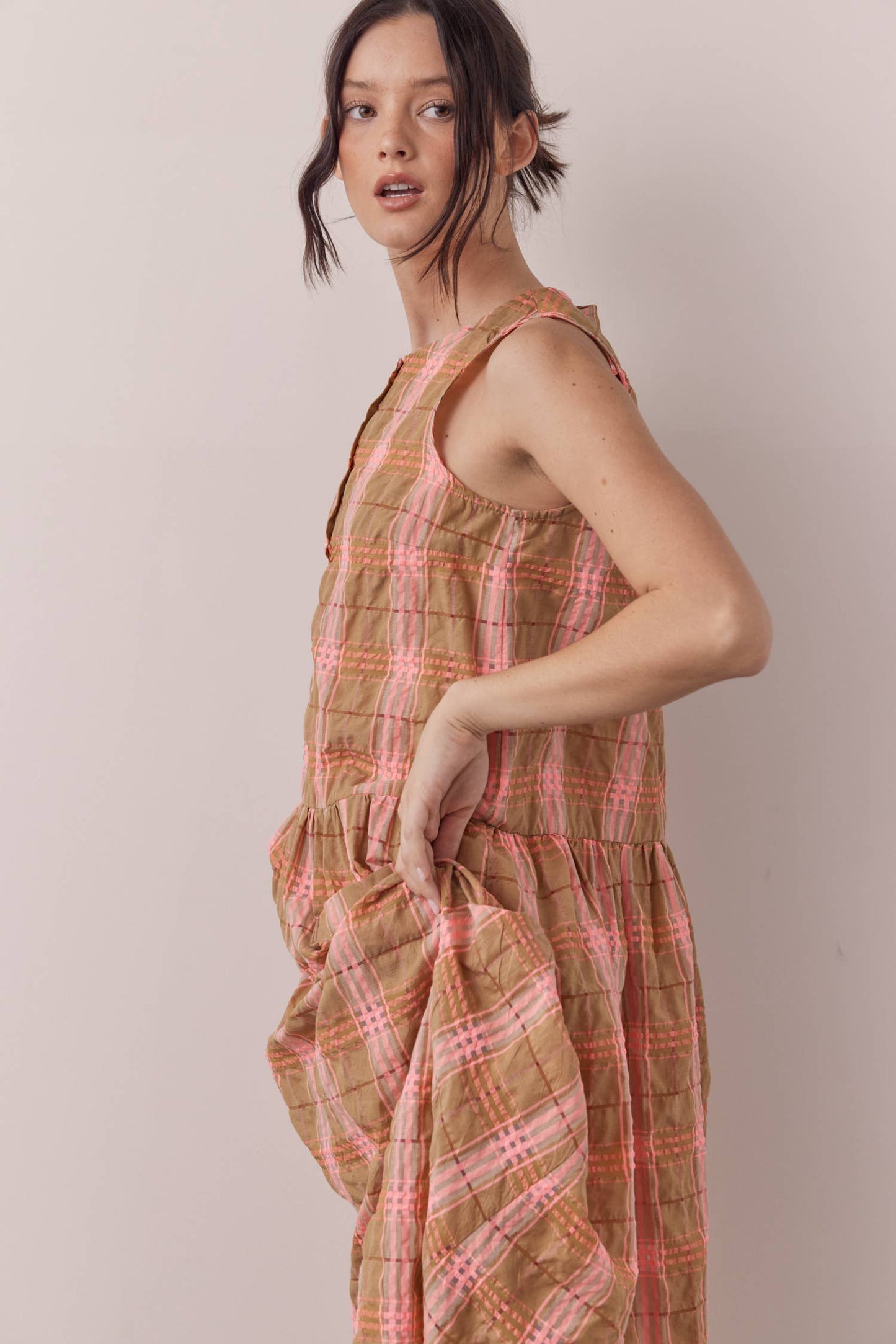 Sleeveless button-down midi dress: Taupe/Pink / Plaid