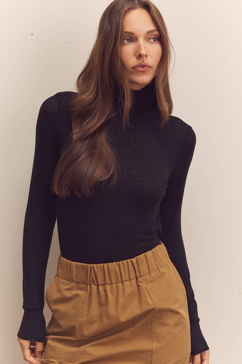 Wool blend lightweight knit turtle-neck: Black / Solid / M/L