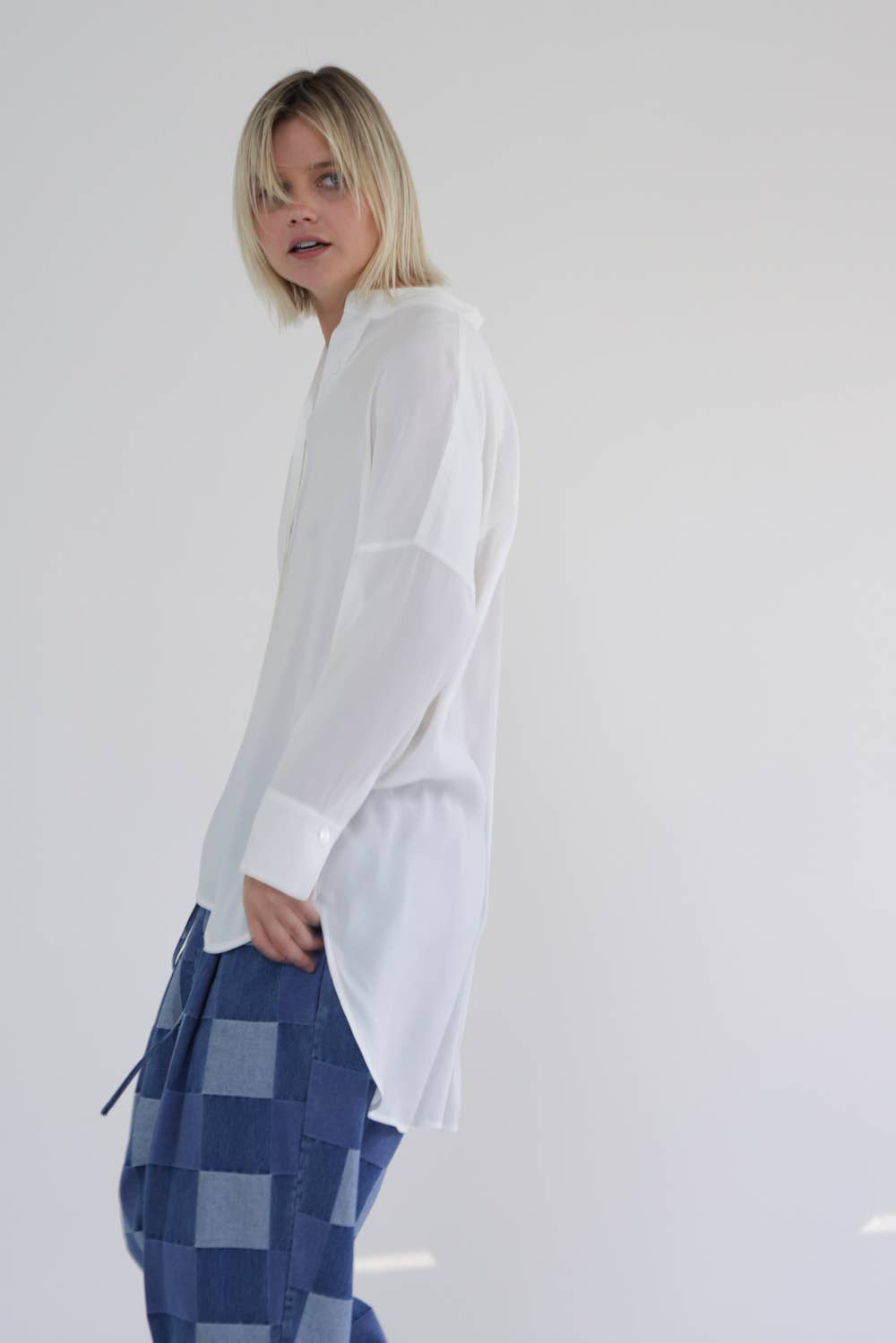 Collarless loose fit long sleeve shirts: White / 62% Viscose 38% Rayon / S/M