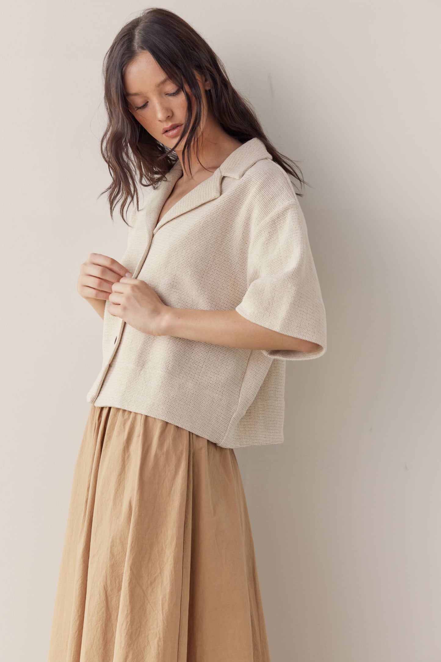 Half sleeve cotton shirts: Natural / Solid