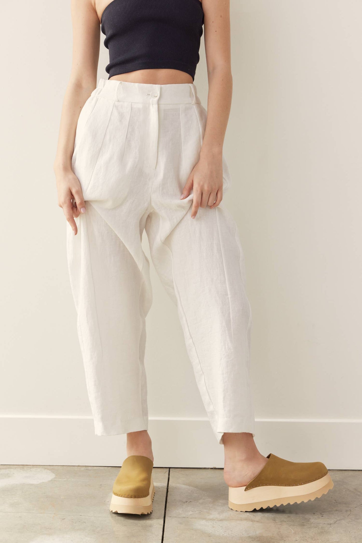 Linen seamed pants: White / Solid