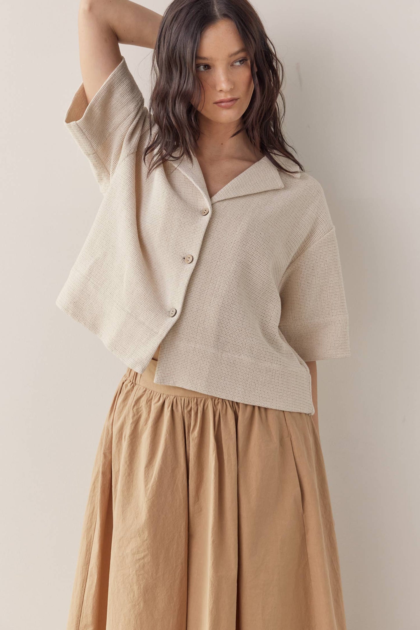 Half sleeve cotton shirts: Natural / Solid