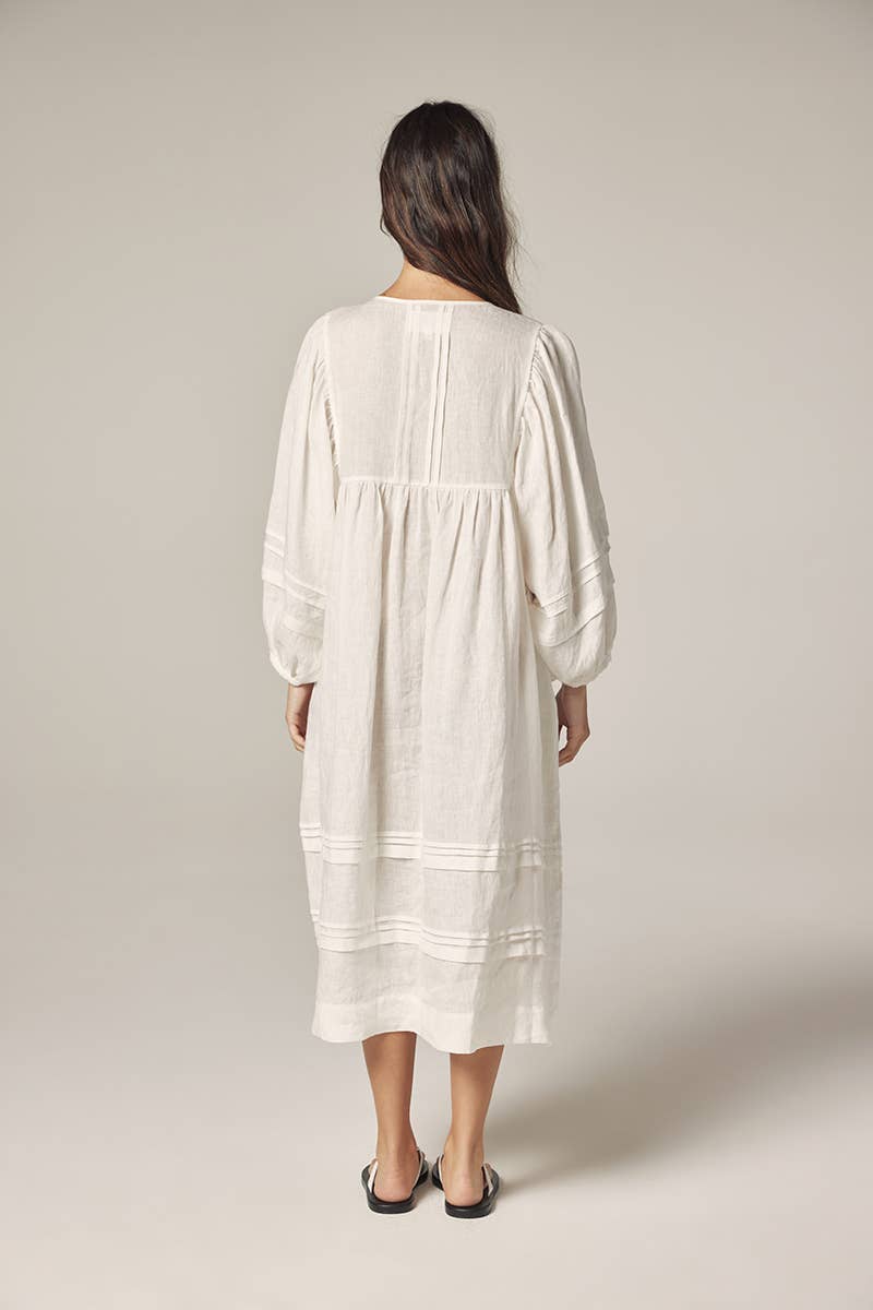 Laced linen dress: White / Solid