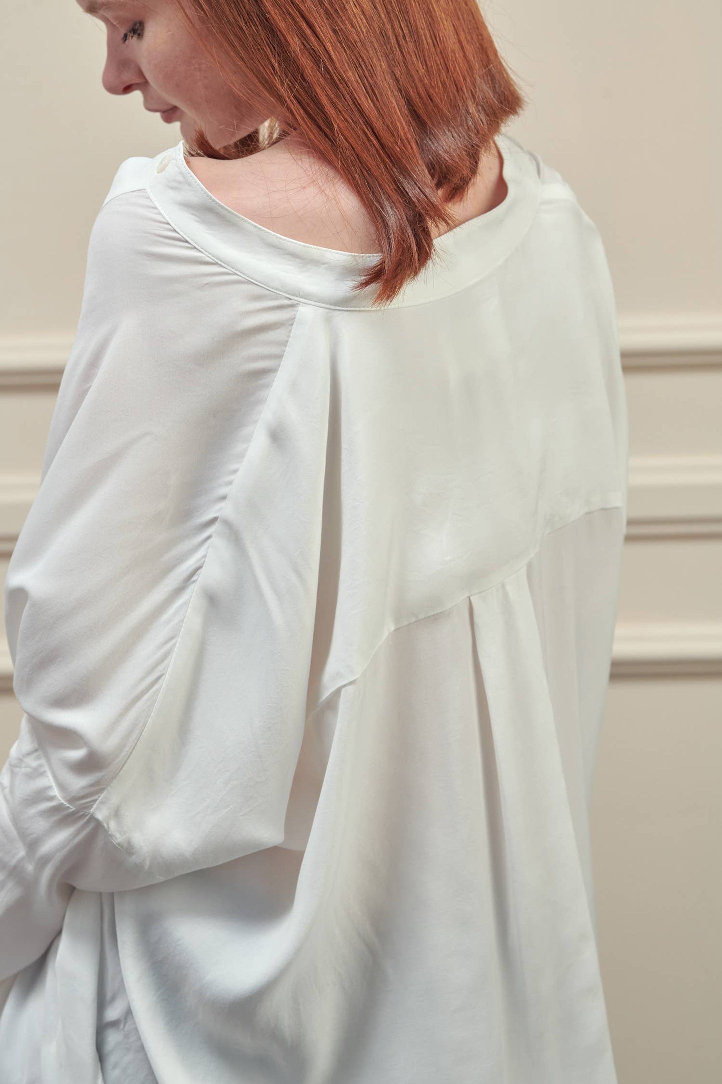 Collarless loose fit long sleeve shirts: White / 62% Viscose 38% Rayon / S/M