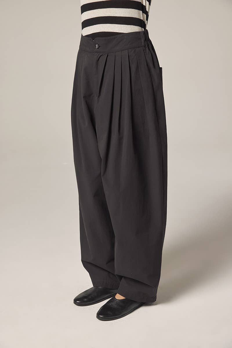 Back elestic pleated pants: Black / Solid