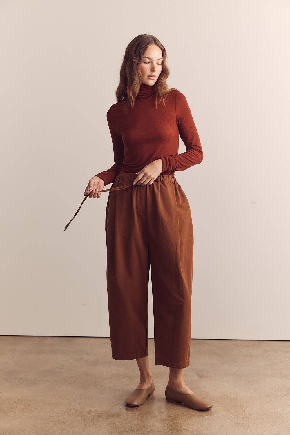 Pleated drawstring pants: Red Bean / Solid