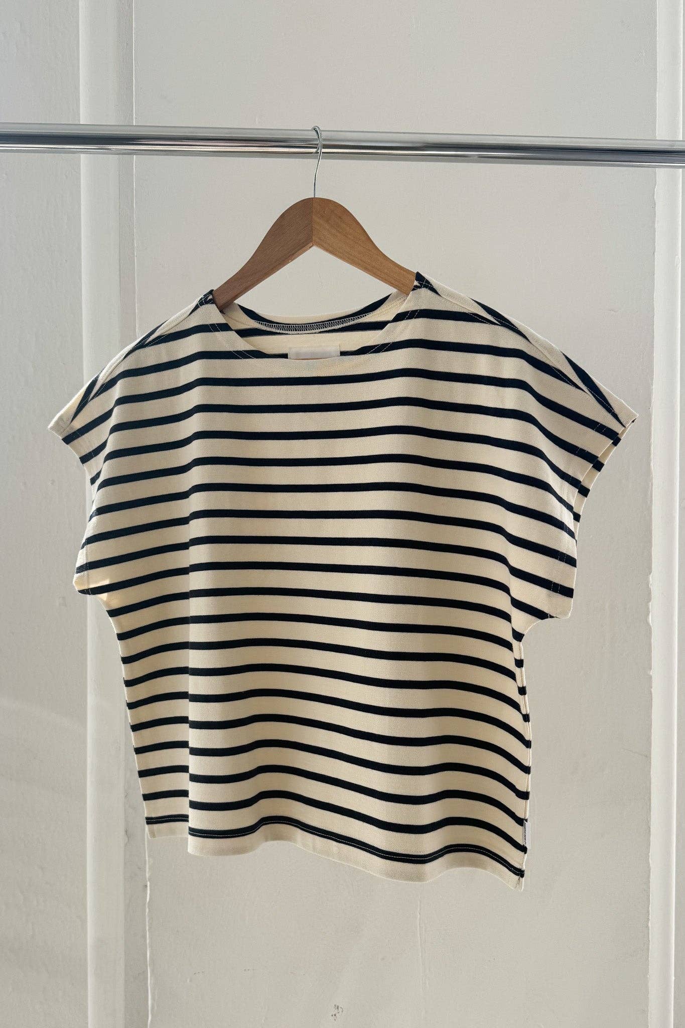 Manon Tee  WHITE STRIPE ON NAVY