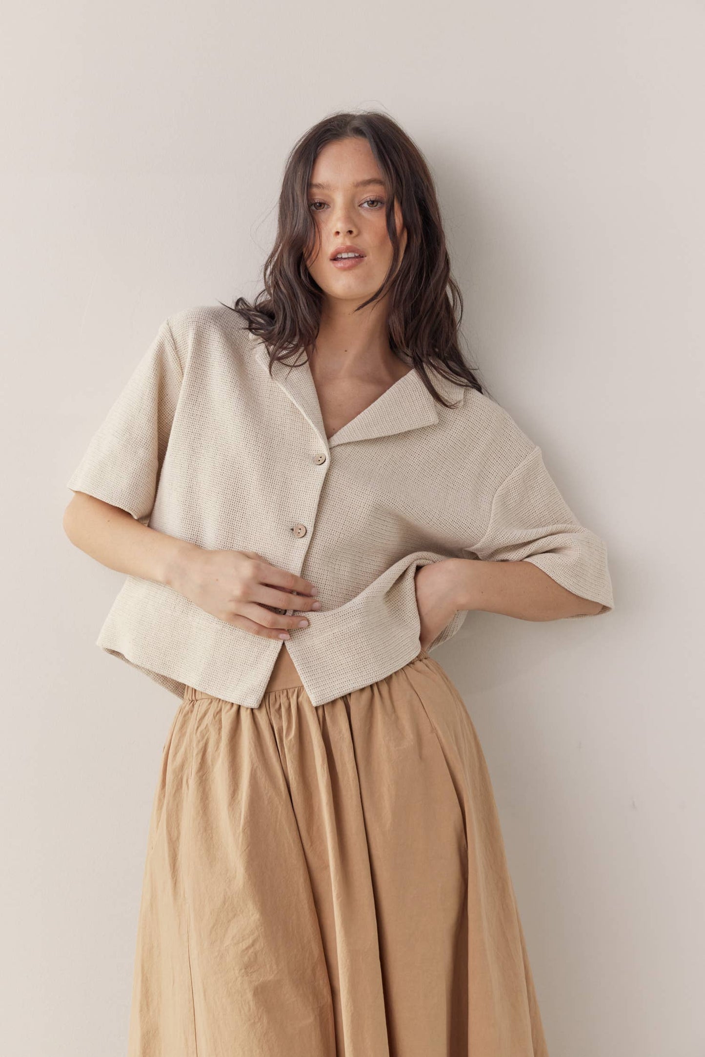 Half sleeve cotton shirts: Natural / Solid