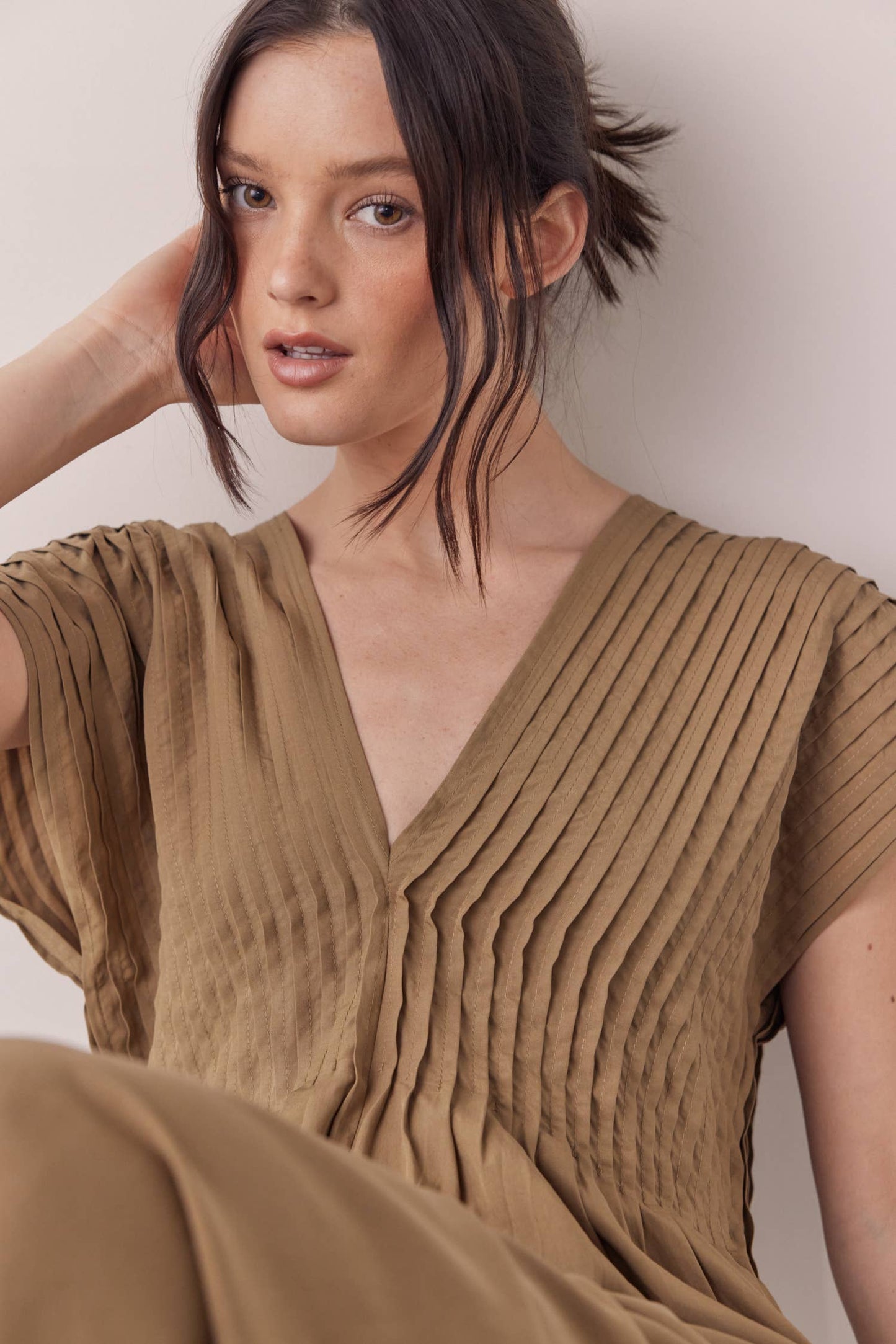 Pin-tucked midi dress: Wood / Solid