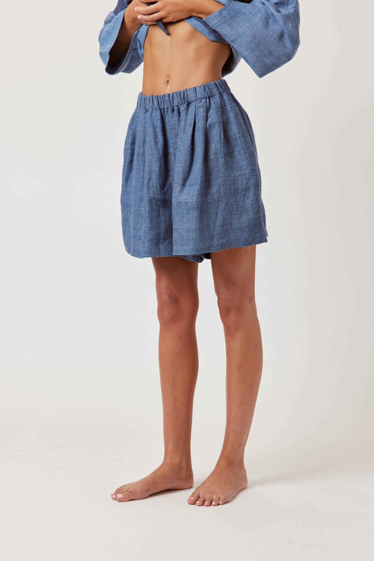 Pleated short pants: Denim blue / 100% Linen