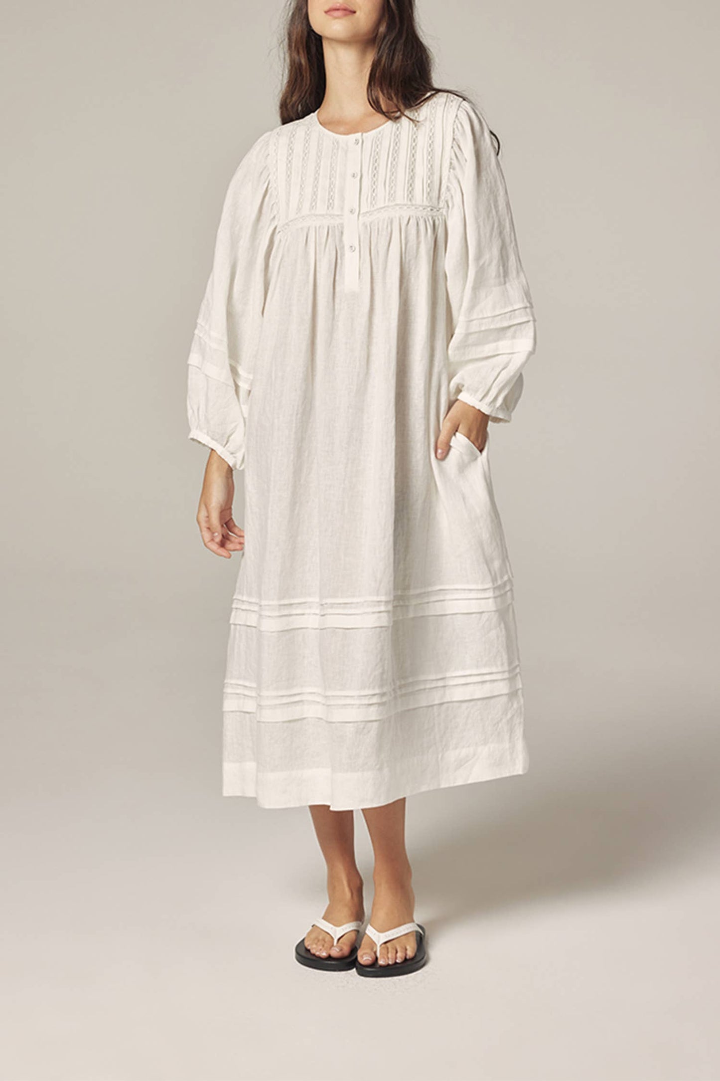Laced linen dress: White / Solid