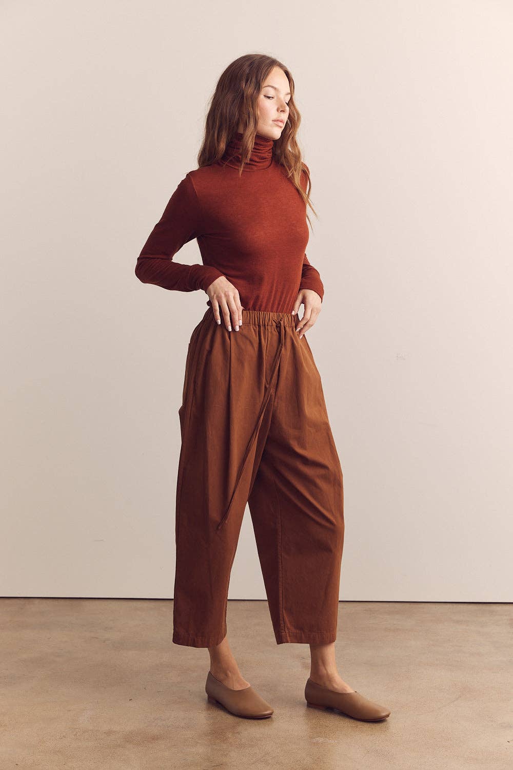 Pleated drawstring pants: Red Bean / Solid