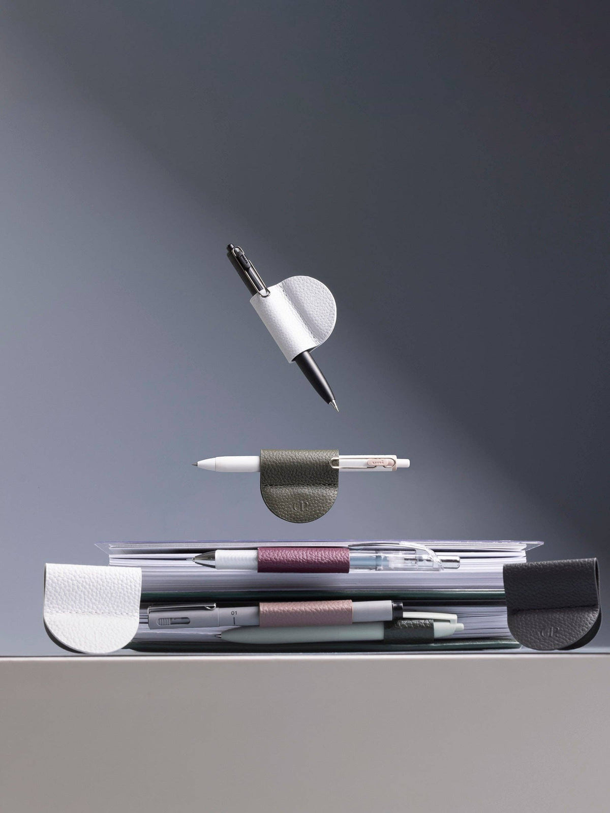 Magnetic Bookmark | Pen Holder | Leather: Leche