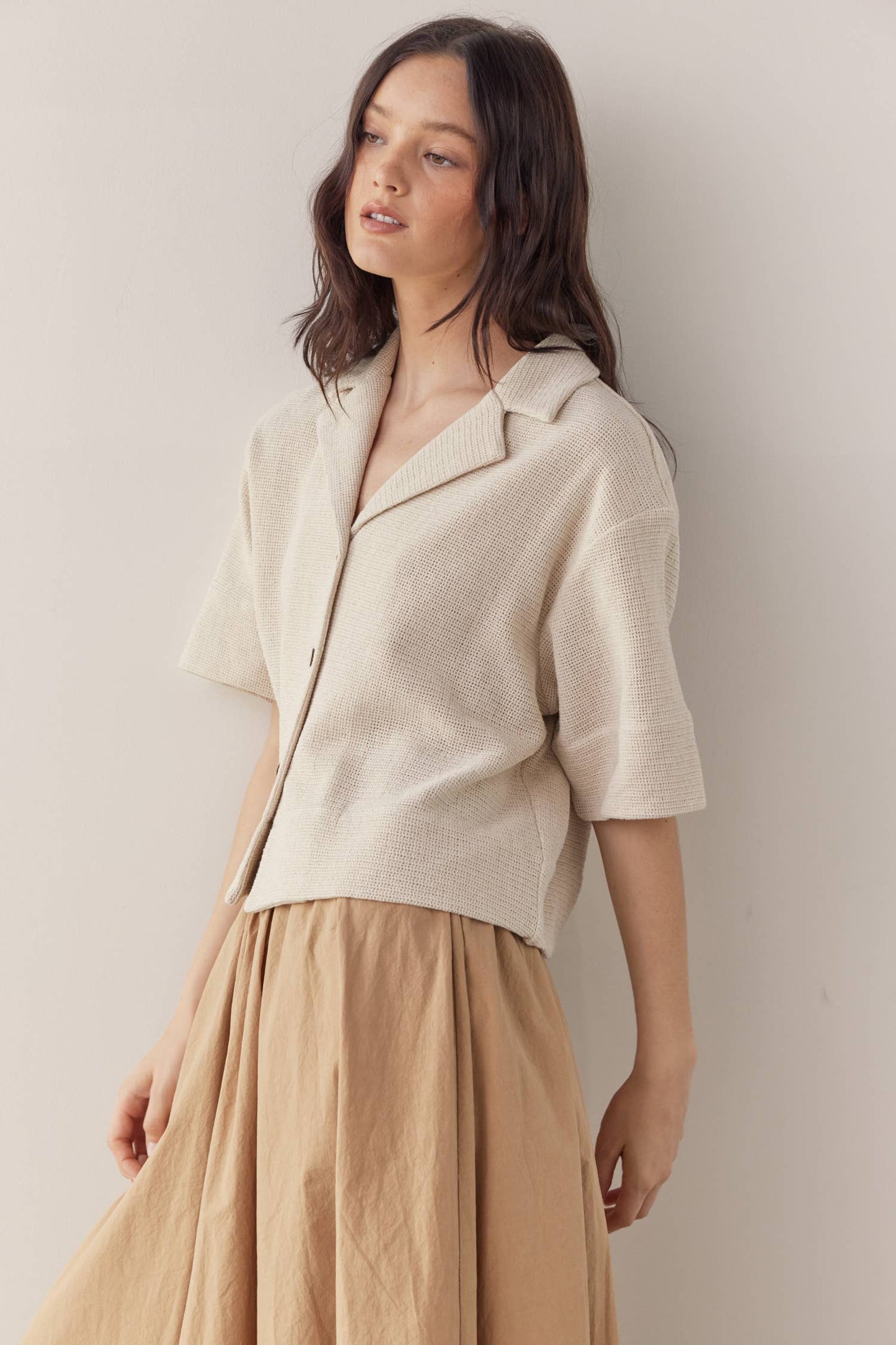 Half sleeve cotton shirts: Natural / Solid