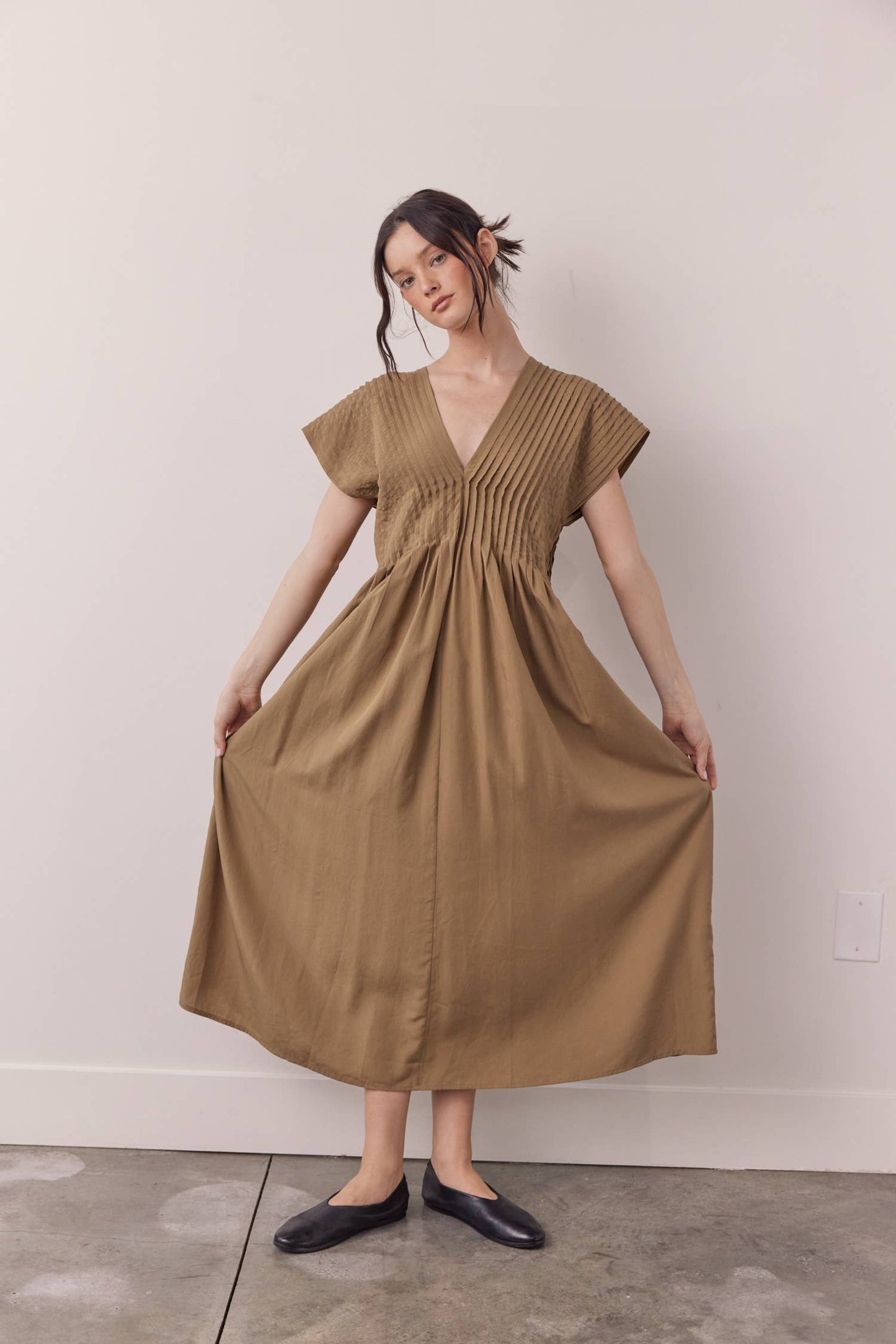 Pin-tucked midi dress: Wood / Solid