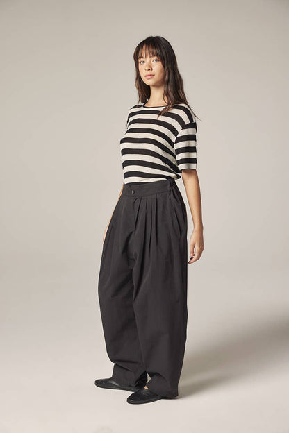 Back elestic pleated pants: Black / Solid