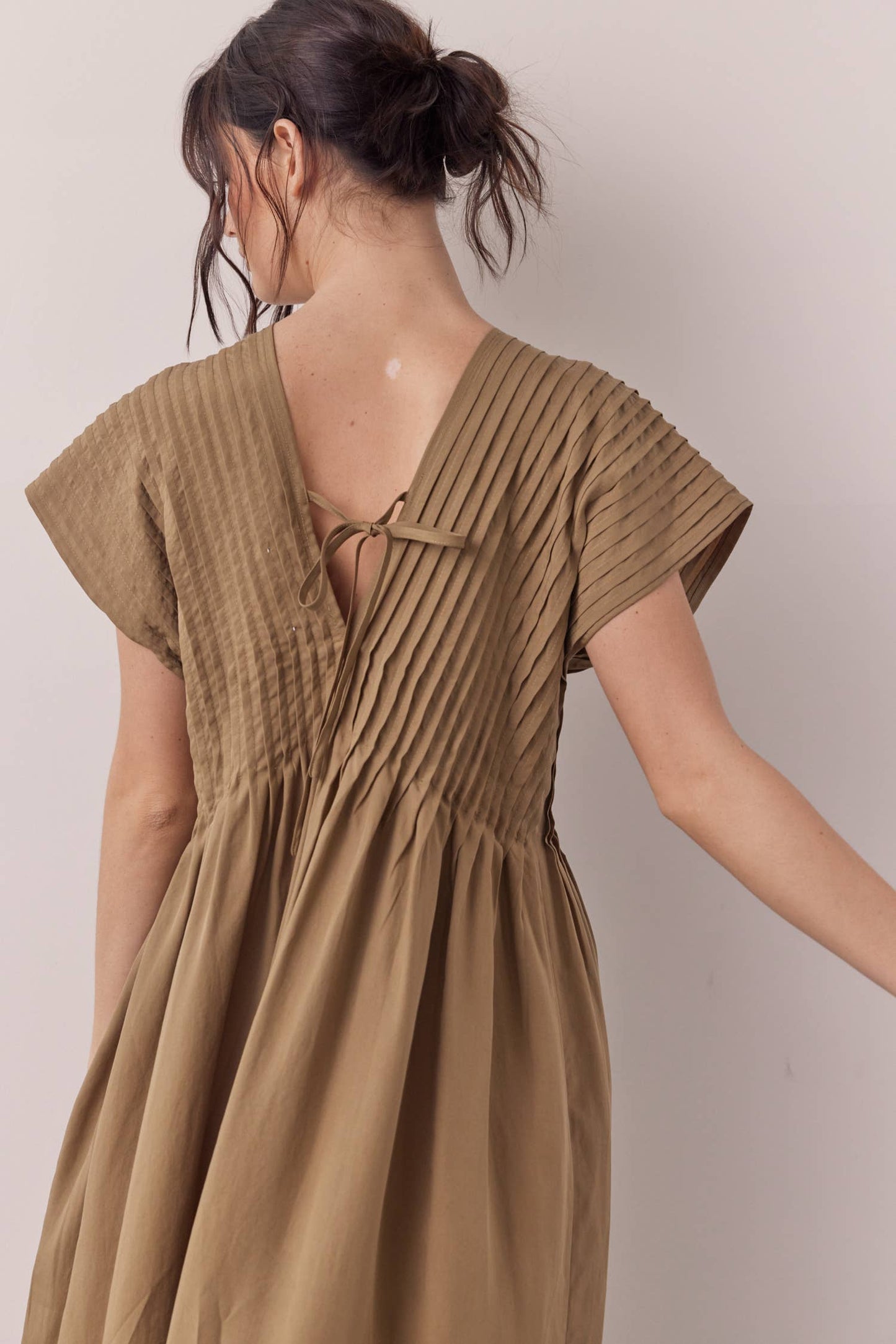 Pin-tucked midi dress: Wood / Solid