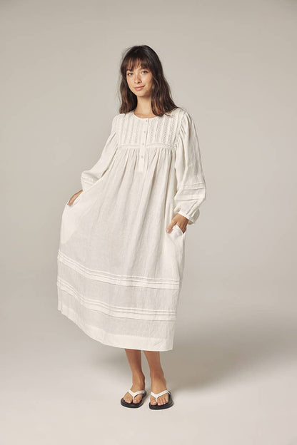 Laced linen dress: White / Solid