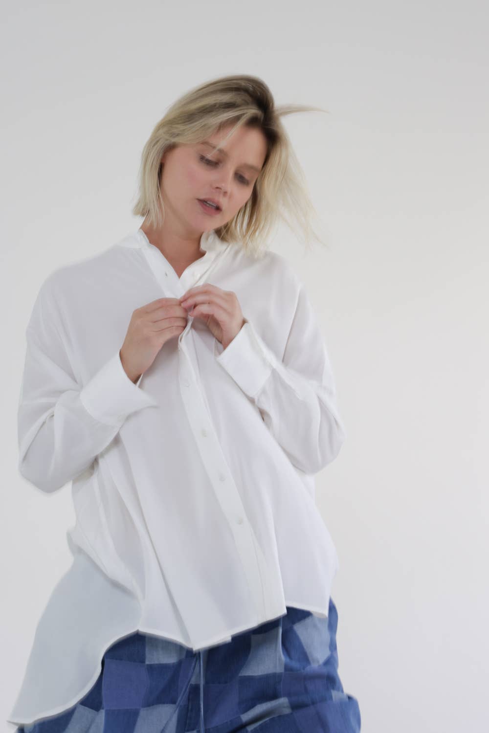 Collarless loose fit long sleeve shirts: White / 62% Viscose 38% Rayon / S/M