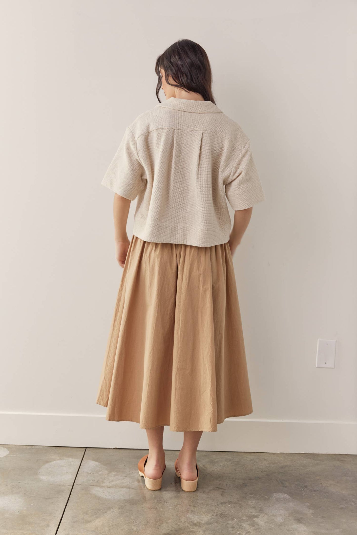 Half sleeve cotton shirts: Natural / Solid