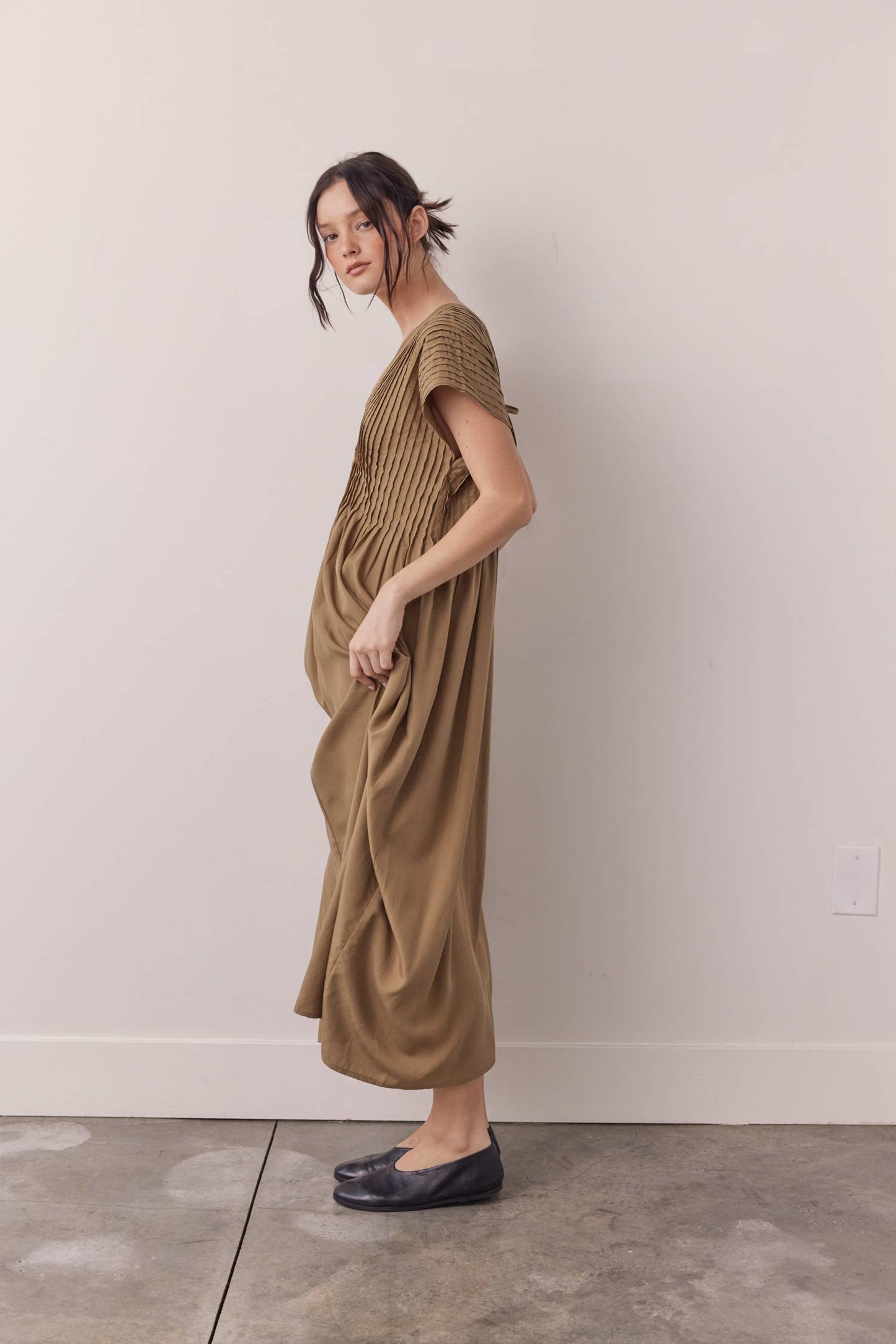 Pin-tucked midi dress: Wood / Solid