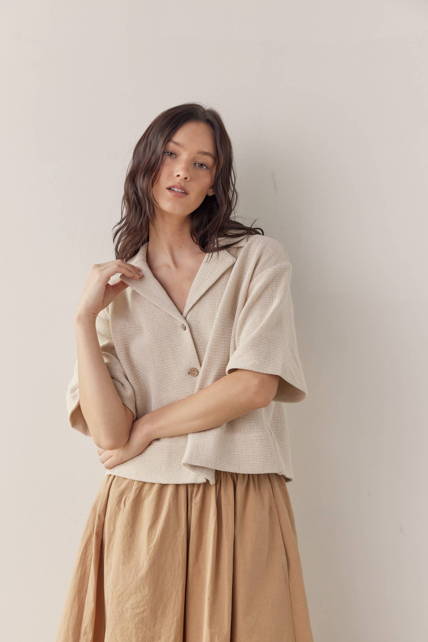 Half sleeve cotton shirts: Natural / Solid