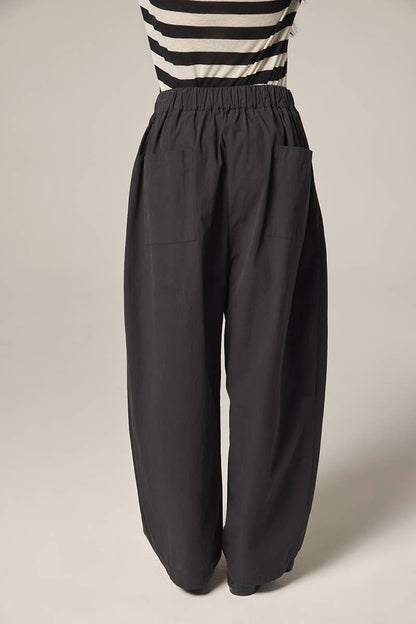 Back elestic pleated pants: Black / Solid