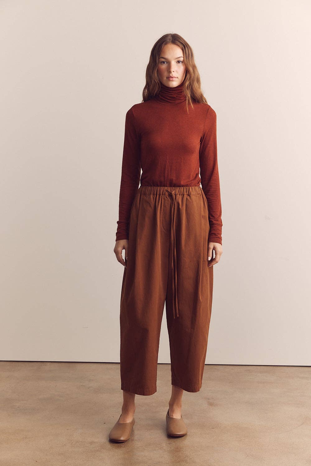 Pleated drawstring pants: Red Bean / Solid
